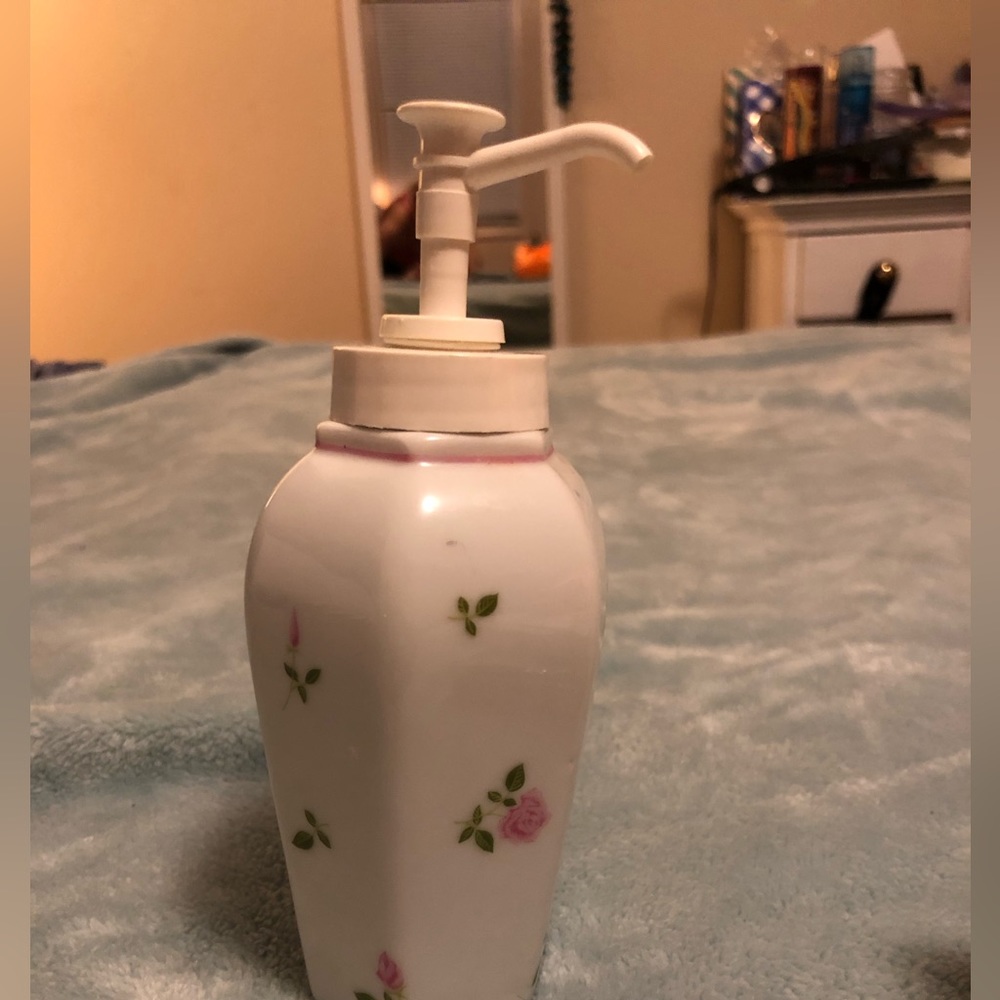 NWT vintage dainty soap pump